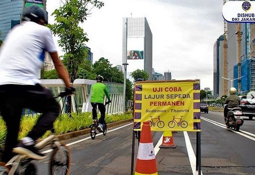  Pemerintah Provinsi DKI Jakarta melakukan uji coba jalur sepeda permanen di Jalan Sudirman-Thamrin sepanjang 11,2 kilometer pada April 2021 lalu. Foto: Dokumentasi Dishub DKI Jakarta