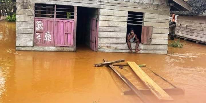 Rumah warga di Weda Tengah tergenang awal September lalu. Foto: dari Facebook Munadi Kilkoda