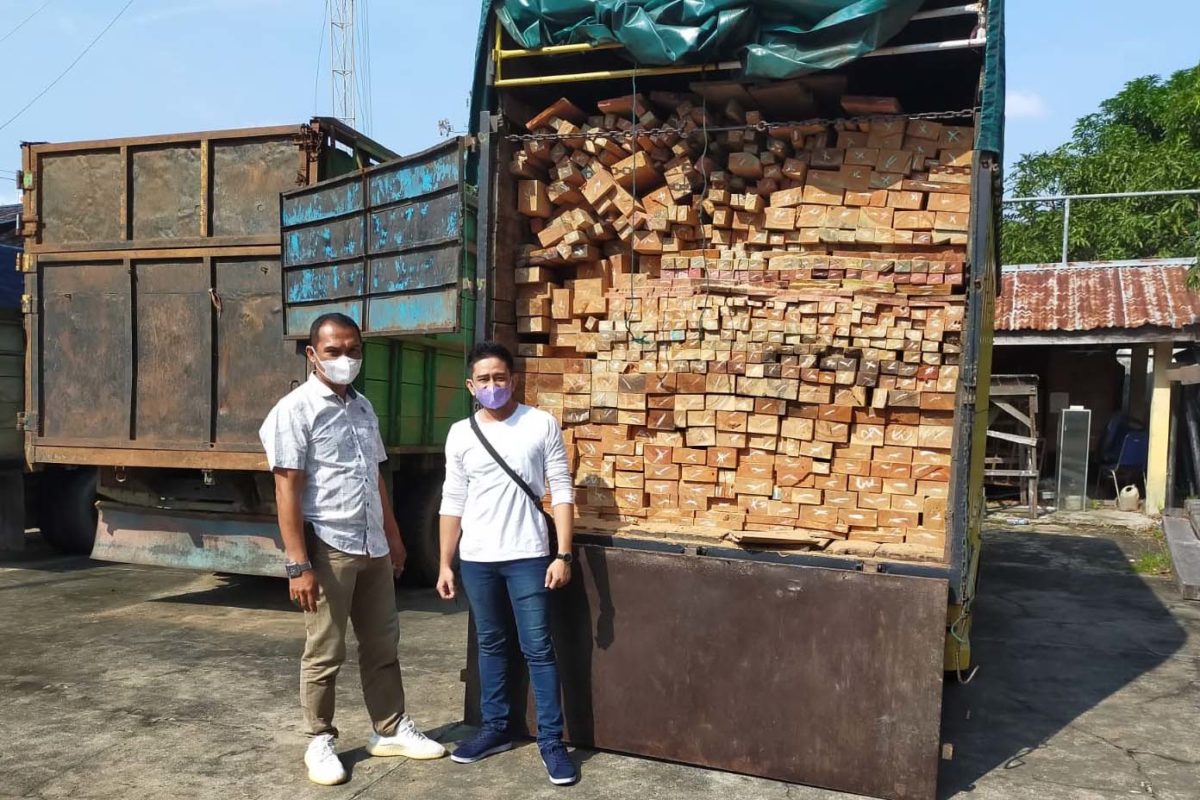  Kayu sitaan karena tak sesuai dokumen dari sawmill Wilman, yang diamankan petugas. Foto: dokumen Balai Penegakan Hukum Sumatera