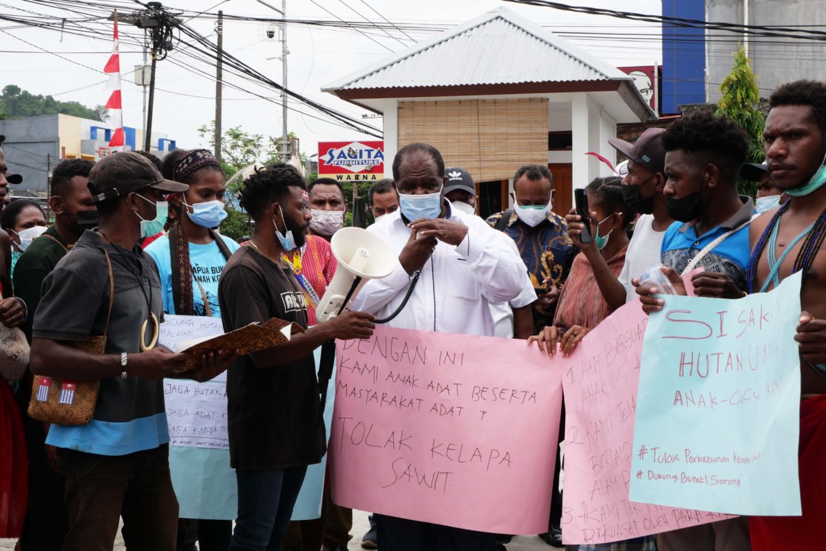 Bupati Sorong menemui massa aksi yang mendukung pencabutan izin perusahaan sawit agar kembali ke masyarakat adat. Foto: Asrida Elisabeth/ Mongabay Indonesia