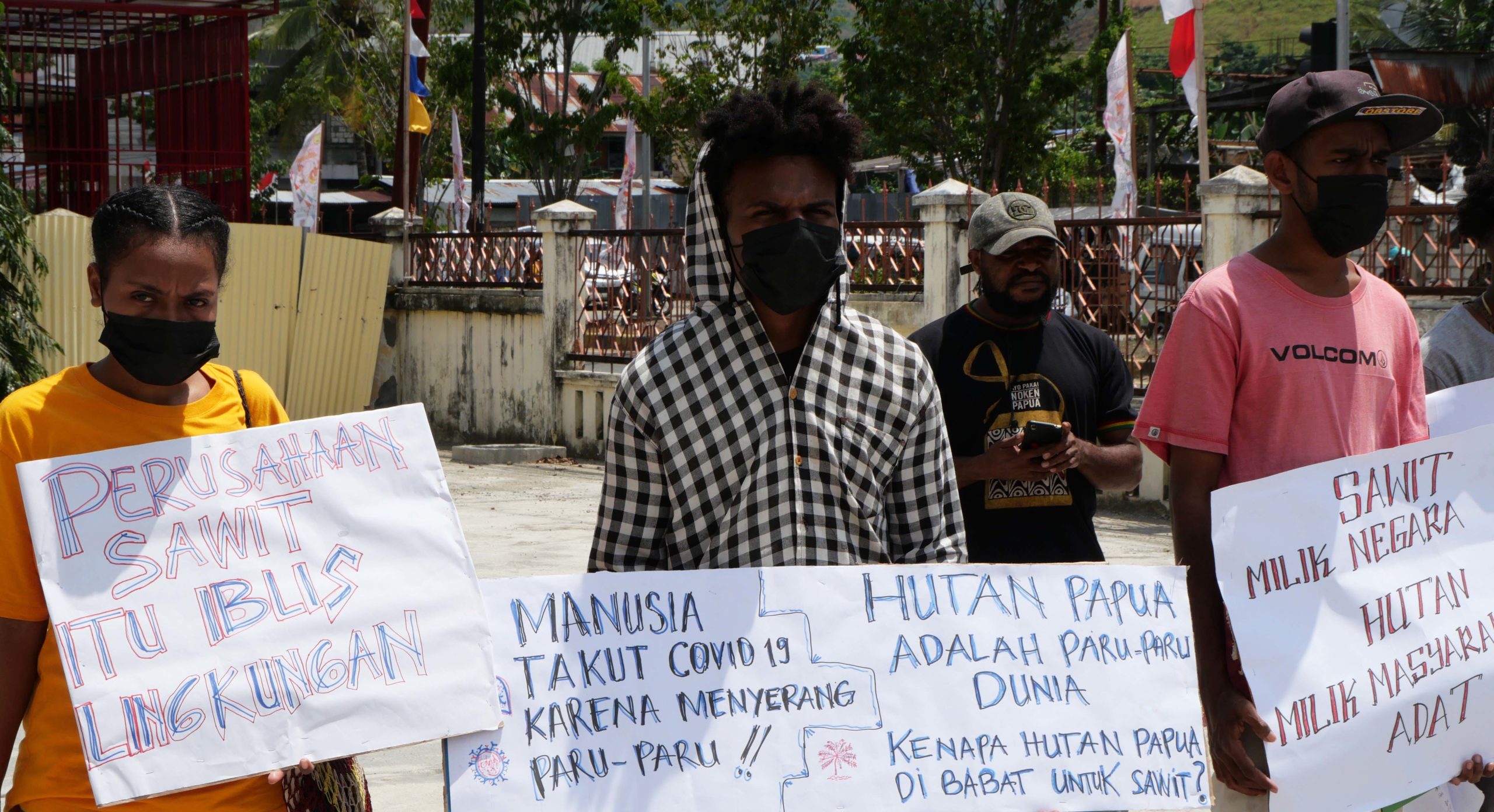 Aksi massa mendukung Bupati Sorong mencabut izin kebun sawit di lahan masyarakat adat. Foto: Asrida Elisabeth/ Mongabay Indonesia