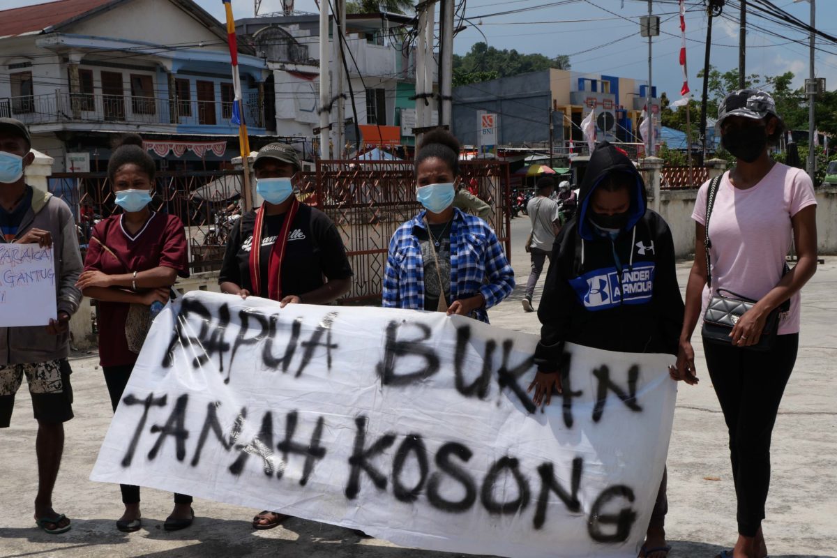 Aksi mahasiswa di depan PTUN Jayapura, mendukung Bupati Sorong yang kena gugat tiga perusahaan sawit karena mencabut izin mereka. Foto: Asrida Elisabeth/ Mongabay Indonesia