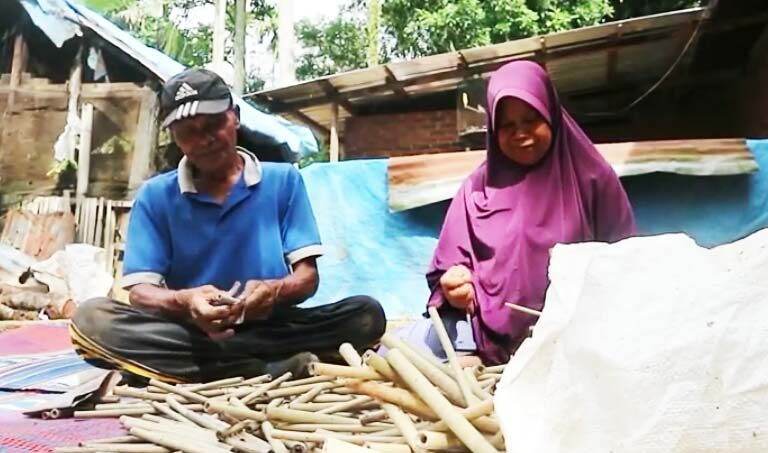 Sedotan bambu, pengganti sedotan plastik agar lebih ramah alam. Foto: Youtube FAM