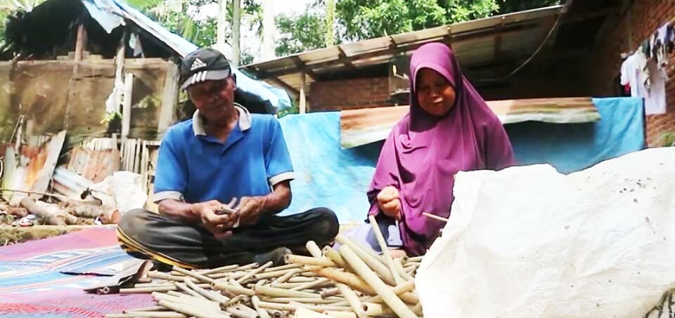 Sedotan bambu, pengganti sedotan plastik agar lebih ramah alam. Foto: Youtube FAM