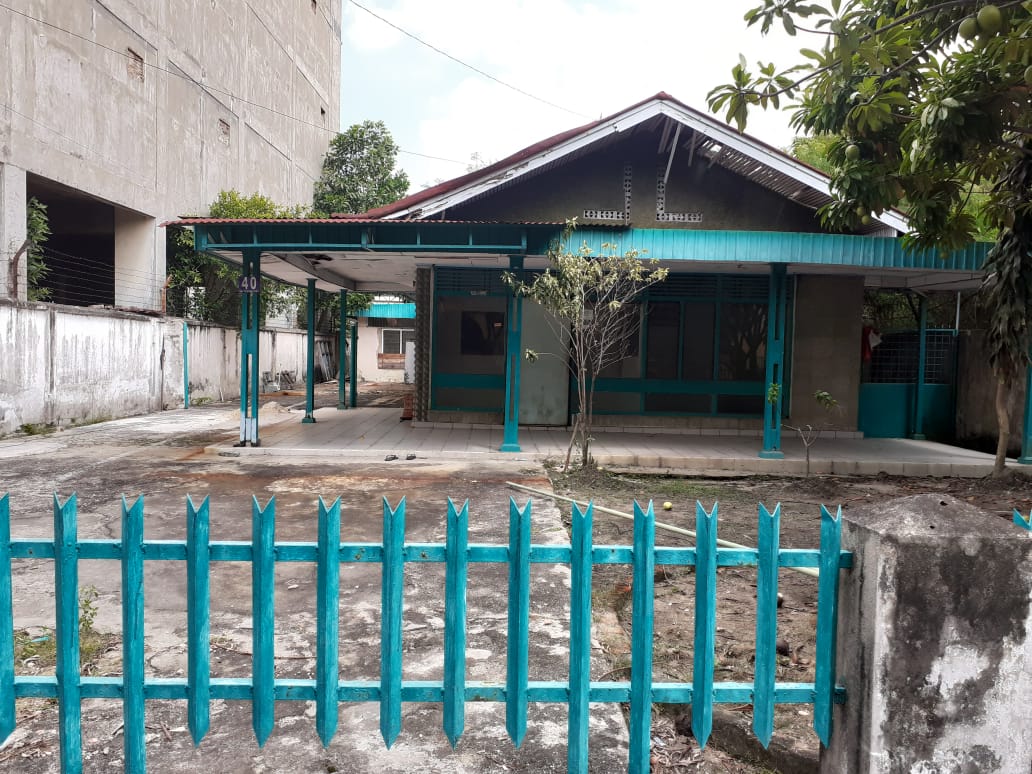 Kantor PT WSSI yang disebut warga sekitar pindah di sebelah kantor pertama dalam kondisi rusak parah. Foto: Suryadi/ Mongabay Indonesia