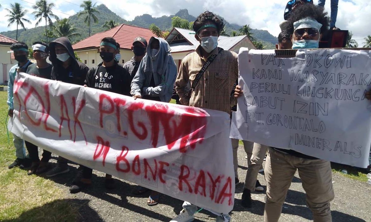 Aksi warga protes tambang emas Juni lalu. Foto: Sarjan Lahay/ Mongabay Indonesia