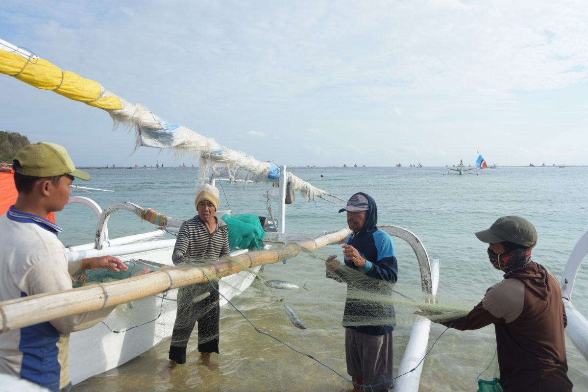 Laut yang sehat menghasilkan ikan berlimpah. Nelayan Bangko-Bangko melaut dua kali sehari dan bisa mendapatkan 1.500 ekor ikan. Foto: Fathul Rakhman/Mongabay Indonesia