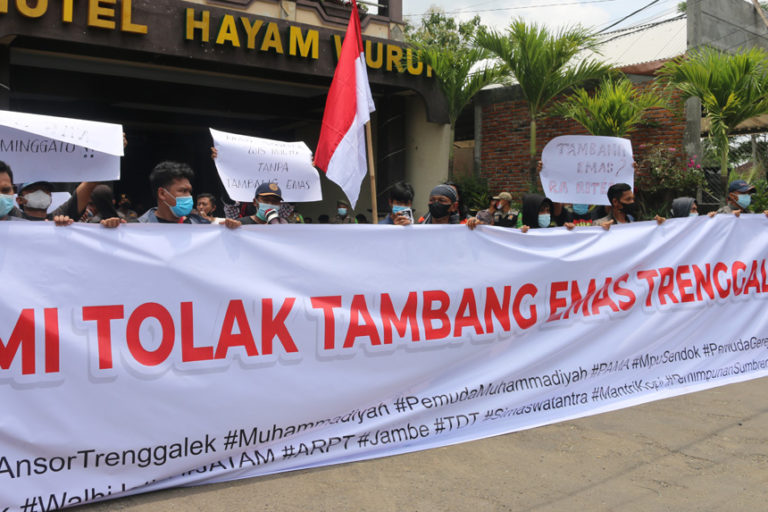 Aksi berbagai elemen masyarakat menolak rencana pertambangan emas di Trenggalek. Foto: A.Asnawi/ Mongabay Indonesia
