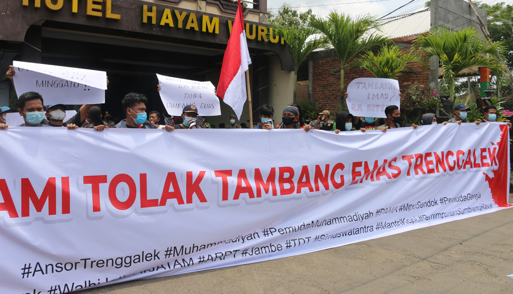 Aksi berbagai elemen masyarakat menolak rencana pertambangan emas di Trenggalek. Foto: A.Asnawi/ Mongabay Indonesia
