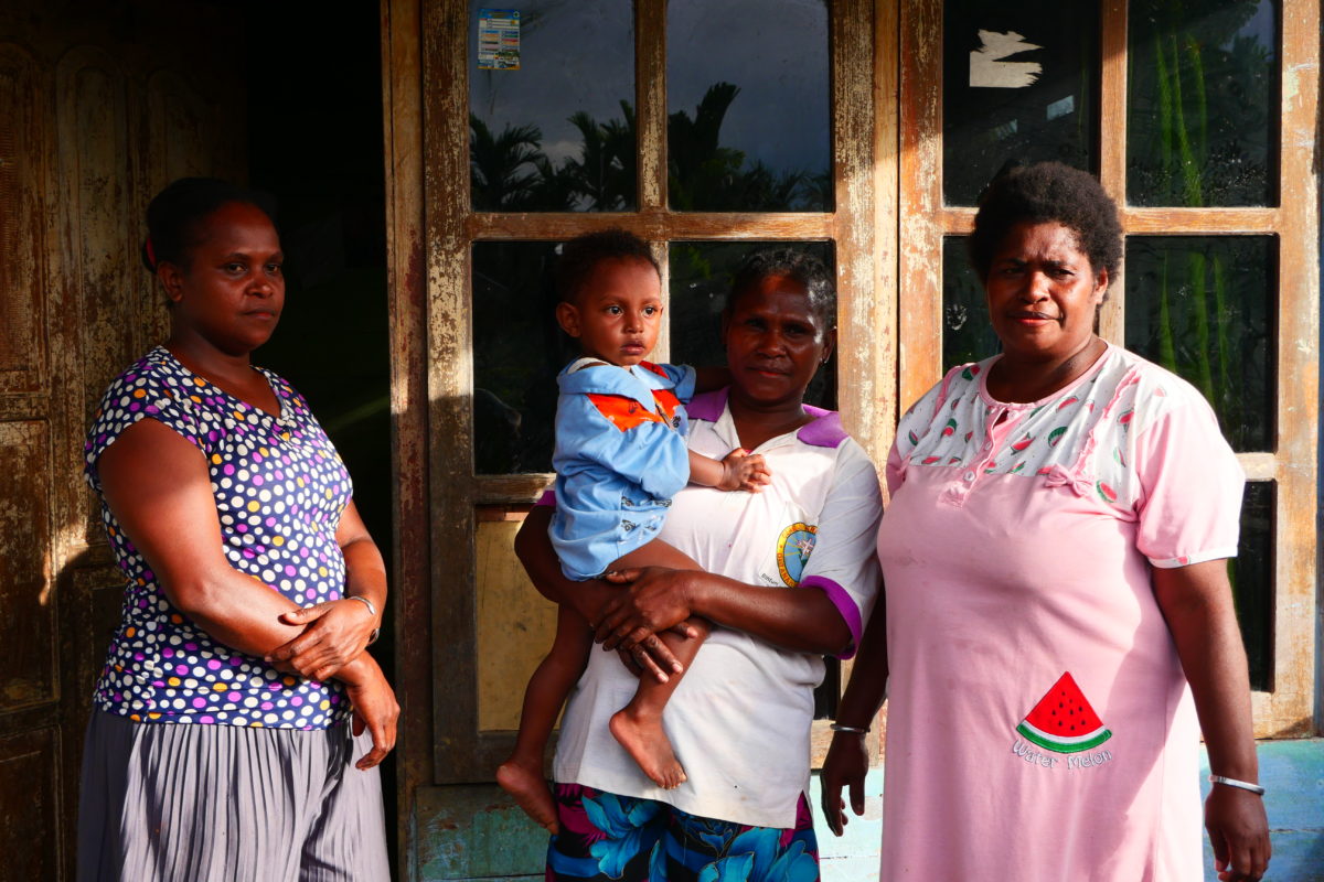 Mama-mama Kampung Segun, Distrik Segun. Foto: Asrida Elisabeth/ Mongabay Indonesia