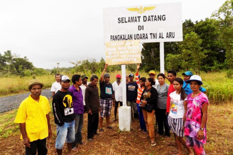 Aksi penolakan Masyarakat Adat Marafenfen di Pangkalan Udara TNI AL. Sumber foto: Dokumentasi Masyarakat Adat Marafenfen.