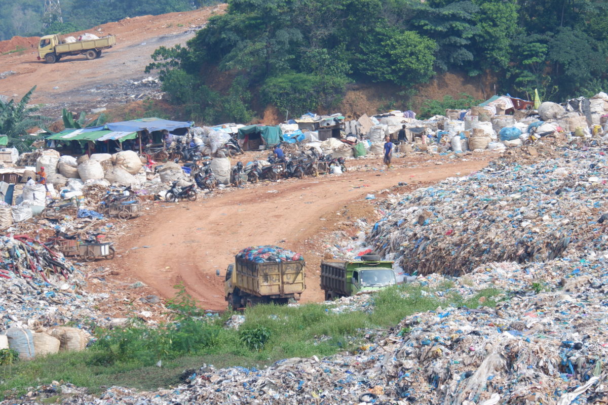 Terlihat mobil truk hilir mudik mengantarkan sampah yang diambil dari perumahan warga Kota Batam. Foto: Yogi ES/ Mongabay Indonesia