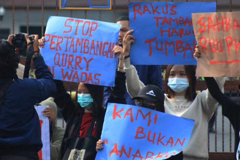 Perempuan Wadas dan warga Wadas yang lain protes rencana penambangan batu dan pasir unuk Bendungan Bener. Foto: Nuswantoro/ Mongabay Indonesia