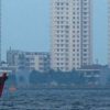 Sebuah kapal nelayan melintas di perairan Teluk Jakarta, Muara Angke, Jakarta Utara. Teluk Jakarta mengalami tekanan lingkungan yang tinggi, salah satunya karena proyek reklamasi. Foto : Anton Wisuda/Mongabay Indonesia