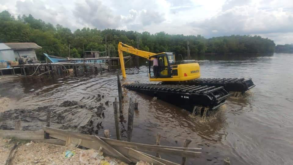 Alat berat mengeruk Sungai Dumai, yang dangkal. Sungai dangkal disebut jadi salah satu penyebab banjir bandang di Kota Dumai, Riau. Foto: Dinas PUPR Dumai.