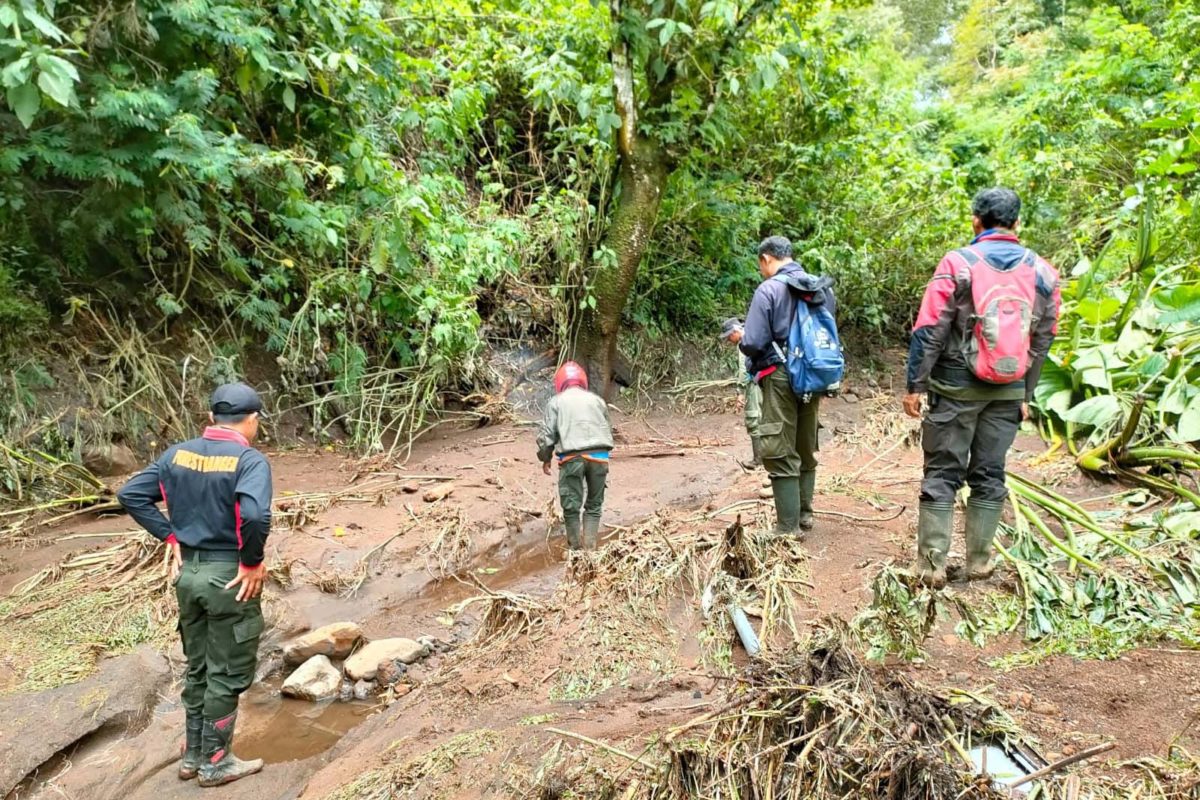 menelusuri aliran air yang menjadi penyebab banjir di Bulukerto, Bumiaji, Kota Batu. Terjadi alih fungsi hutan lindung menjadi lahan pertanian. (Foto: Rosek Nursahid).