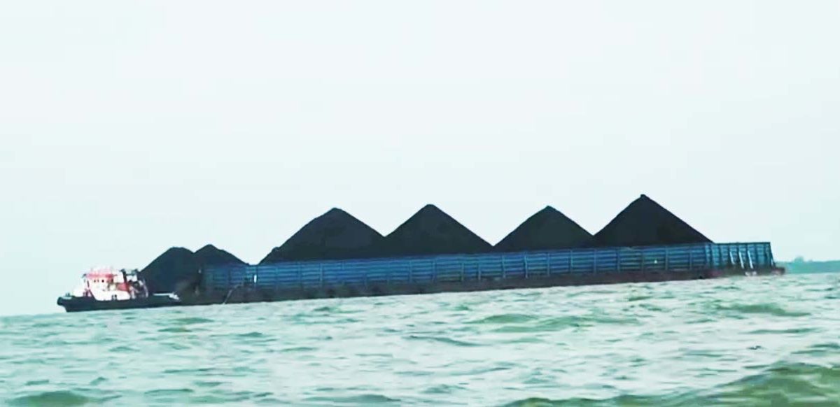 Ribuan ton batubara diangkut melalui transportasi laut dari berbagai daerah untuk memenuhi keperluan PLTU Pangkalan Susu. Foto: Ayat S Karokaro/ Mongabay Indonesia