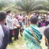 Aksi warga Koto Gasib di kebun perusahaan sawit, PT WSSI. Foto: Suryadi/ Mongabay Indonesia