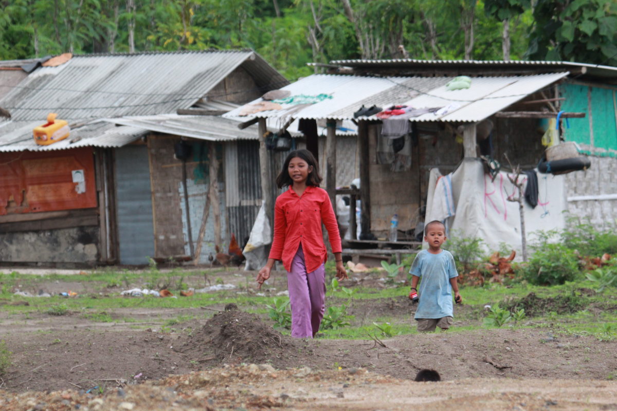Anak-anak yang masih tinggal di Ebunut harus jalan kaki cukup jauh untuk ke sekolah. Akses jalan terhalang Sirkuit Mandalika. Foto: Fathul Rakhman/Mongabay Indonesia