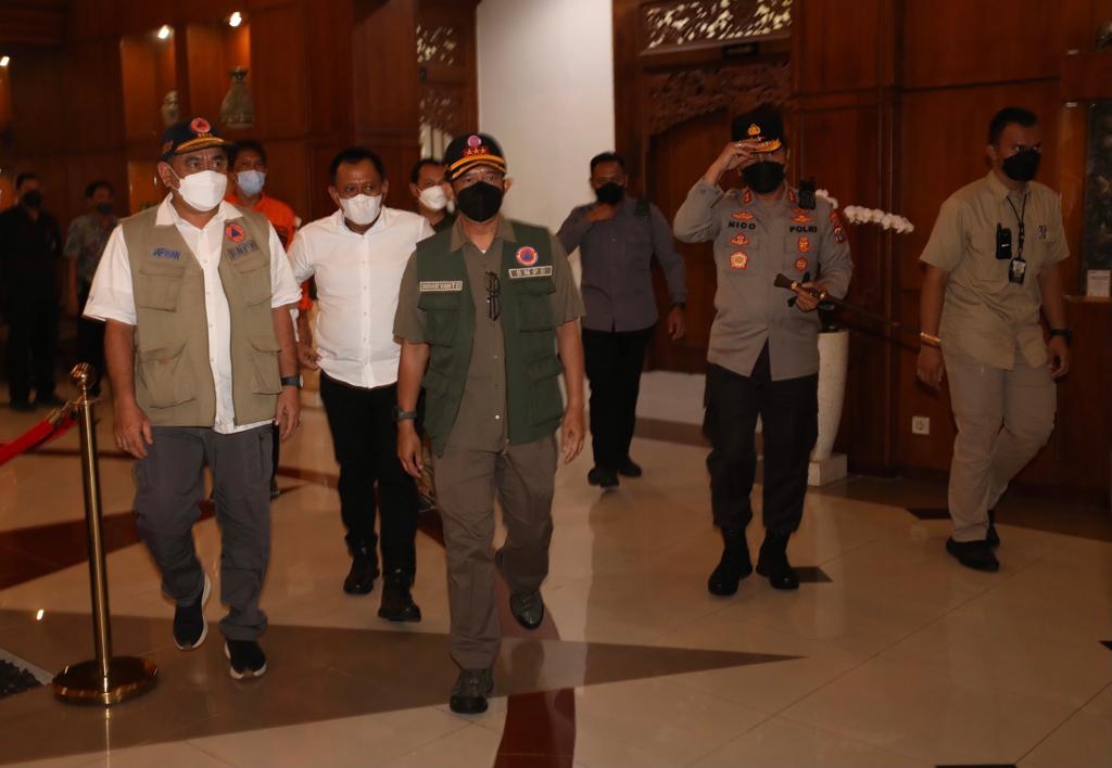 Kepala BNPB Letjen TNI Suharyanto turun ke Lumajang, Jawa Timur, Minggu (5/12/21).