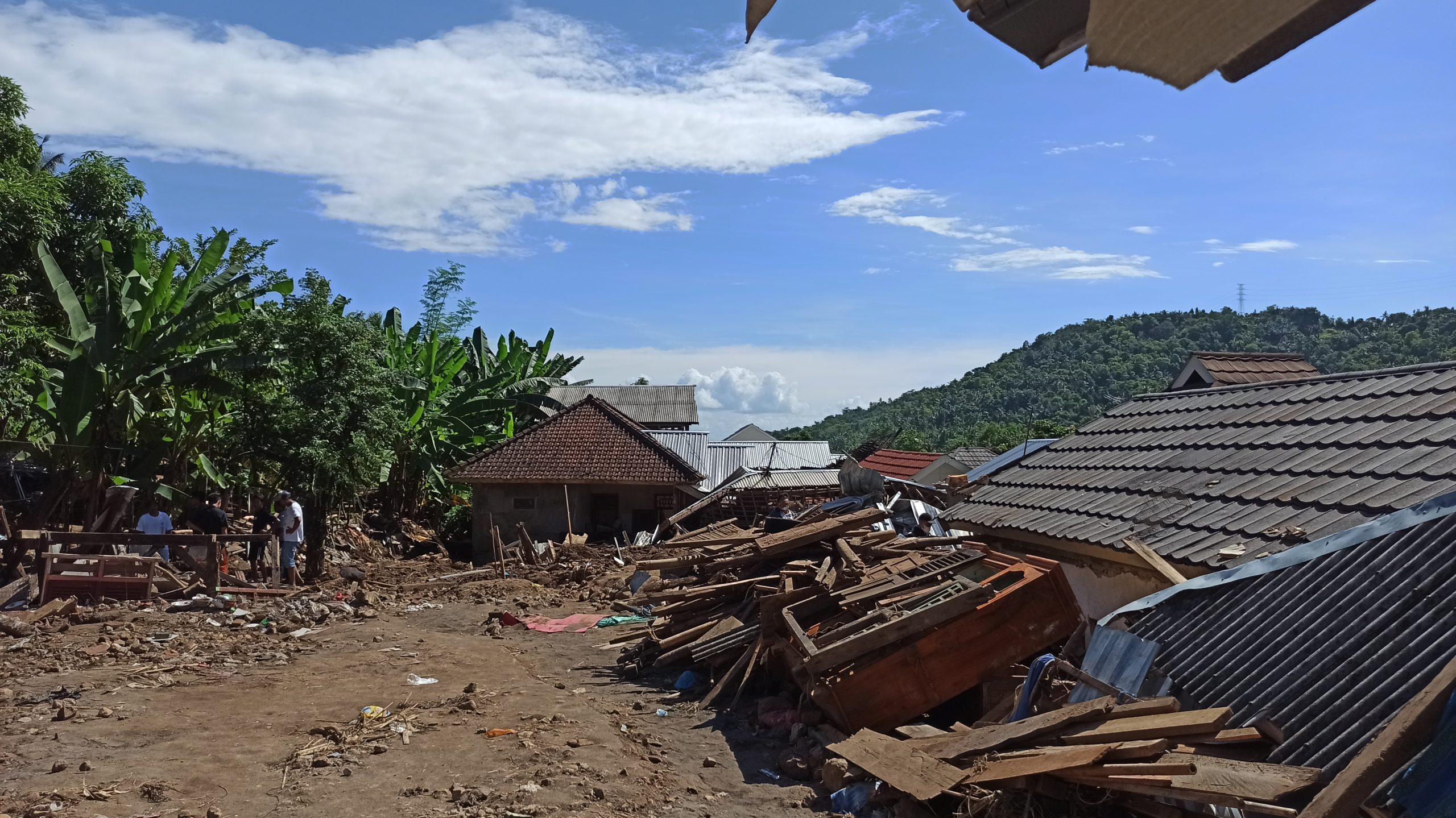 Rumah warga rusak berat dan terendam lumpur di Kekait Daye, Kecamatan Gunungsari, Lombok Barat. Rumah yang rusak ini merupakan rumah tahan gempa yang baru selesai dibangun setahun sebelumnya. Foto: Fathul Rakhman/Mongabay Indonesia