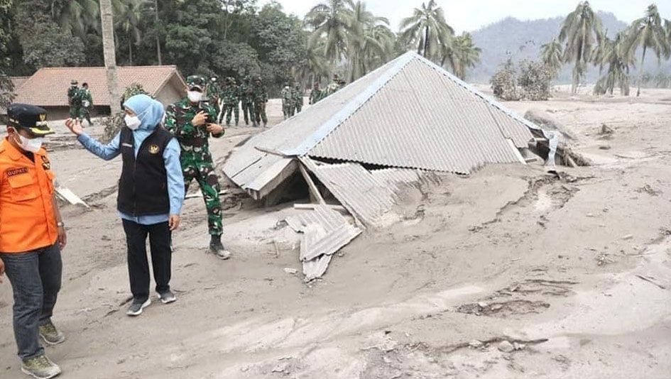 Gubernur Jawa Timur Khofifah Indar Parawansa datang ke lokasi terdampak erupsi semeru. Foto: Dinas Kesehatan Jatim