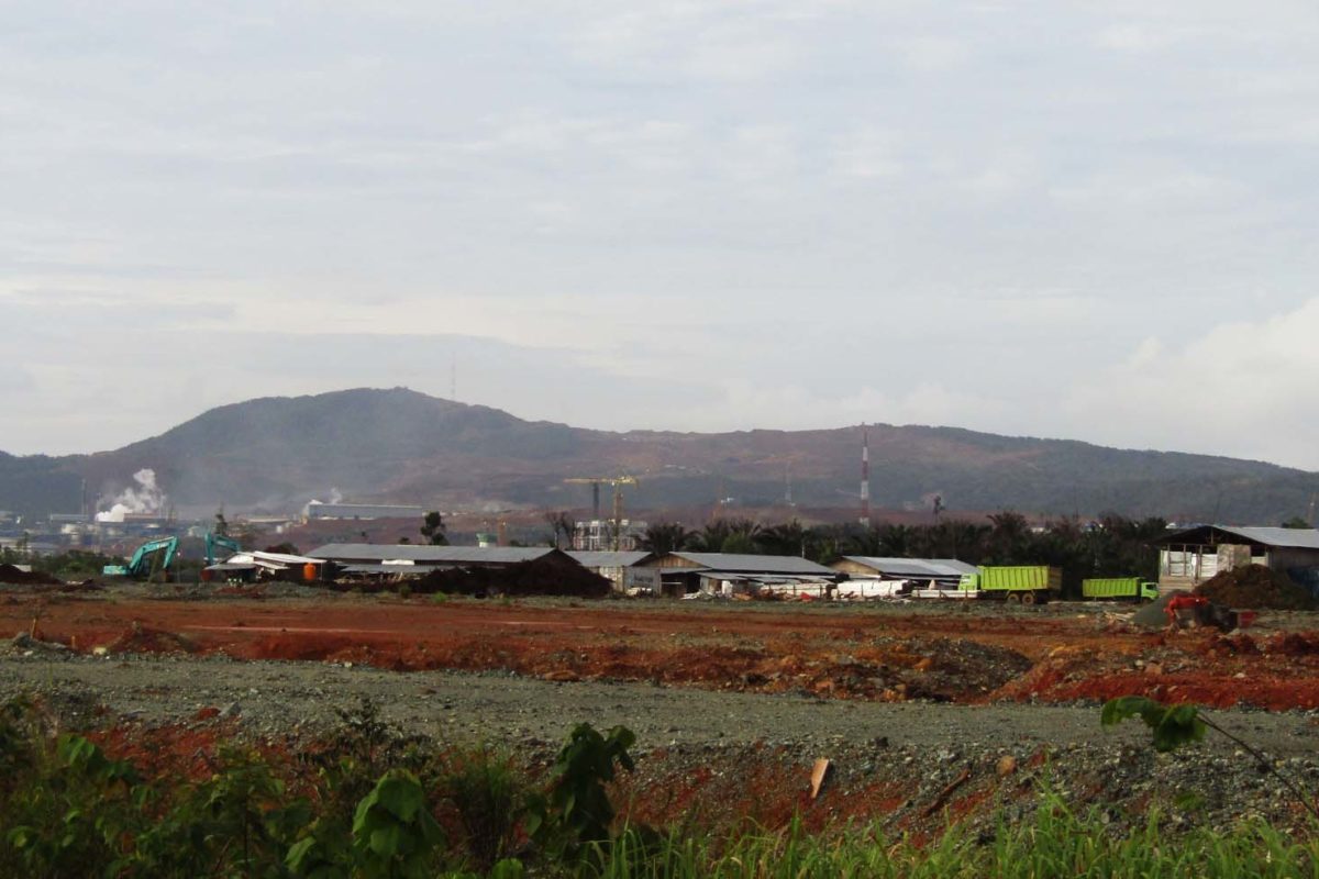 Pulau Obi, dengan perusahaan-perusahaan tambang nikel beserta pabrik pengolahan. Foto: Rabul Sawal/ Mongabay Indonesia