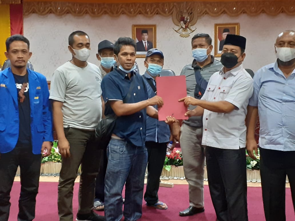 Penyerahan laporan pengurus Kopsa M kepada Wakil Ketua DPRD Riau. Foto: Suryadi/ Mongabay Indonesia