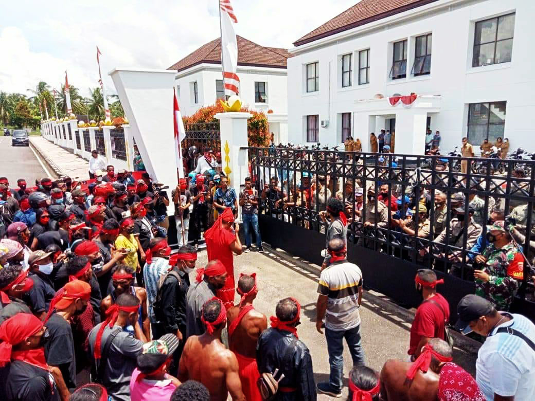 Usai ritual, masyarakat adat di SBB, lalu aksi di depan Kantor Bupati SBB, menolak pilkades dan ingin mempertahankan negeri adat. Foto: Christ Belseran/ Mongabay Indonesia