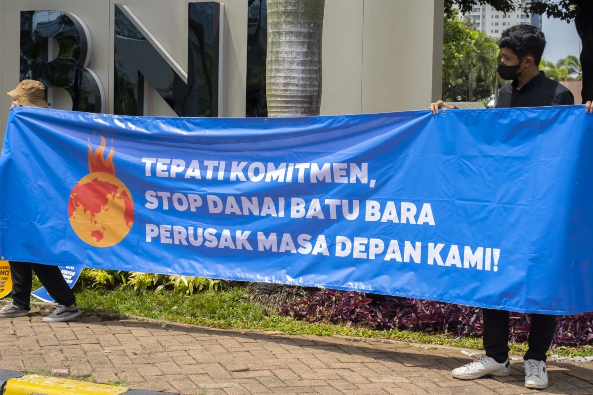 Aksi lain Climate Rangers dan Komunitas Fossil Free Kampus Indonesia di Gedung BNI Jakarta, akhir November lalu. Foto: 350.Org