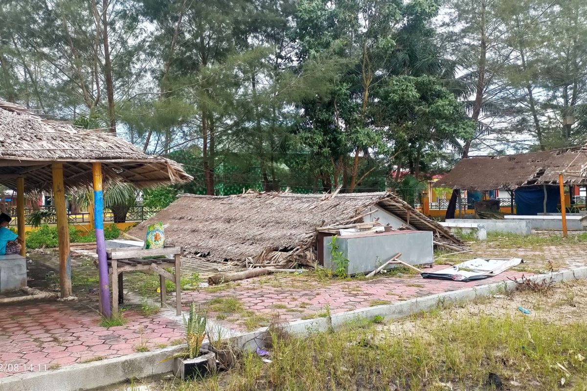 Warung milik warga Desa Kubu, roboh setelah diterpa angin kencang saat terjadi banjir pasang Selasa (7/12/2021) malam.
