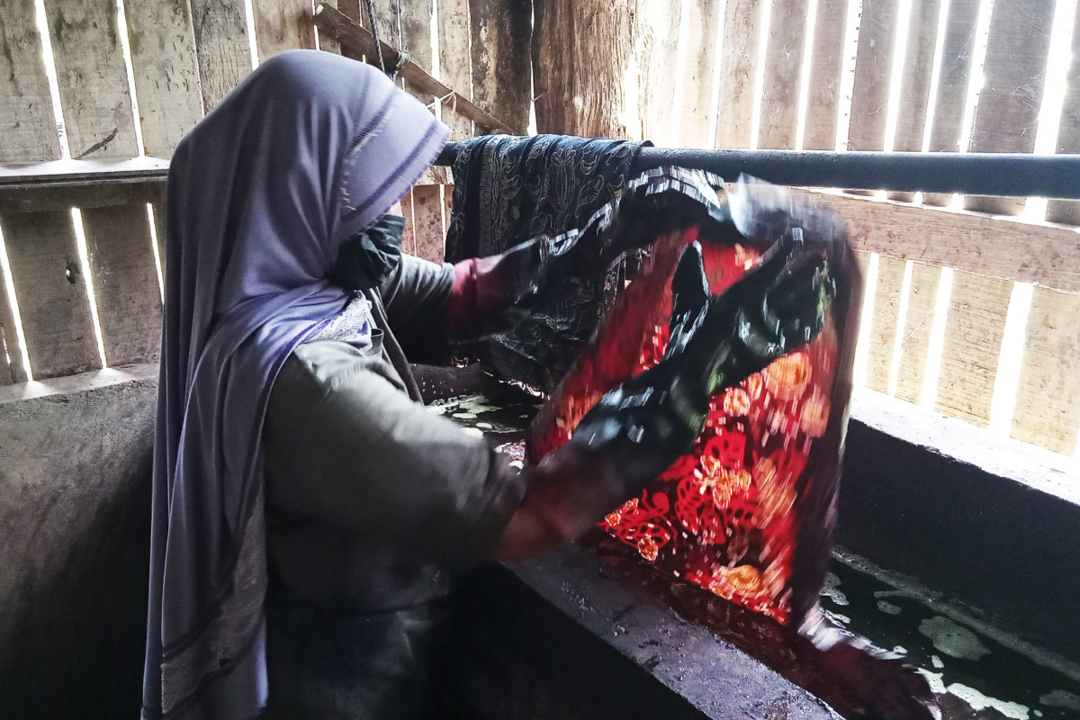 Proses pembuatan batik Jambi. Foto: Elviza Diana/ Mongabay Indonesia