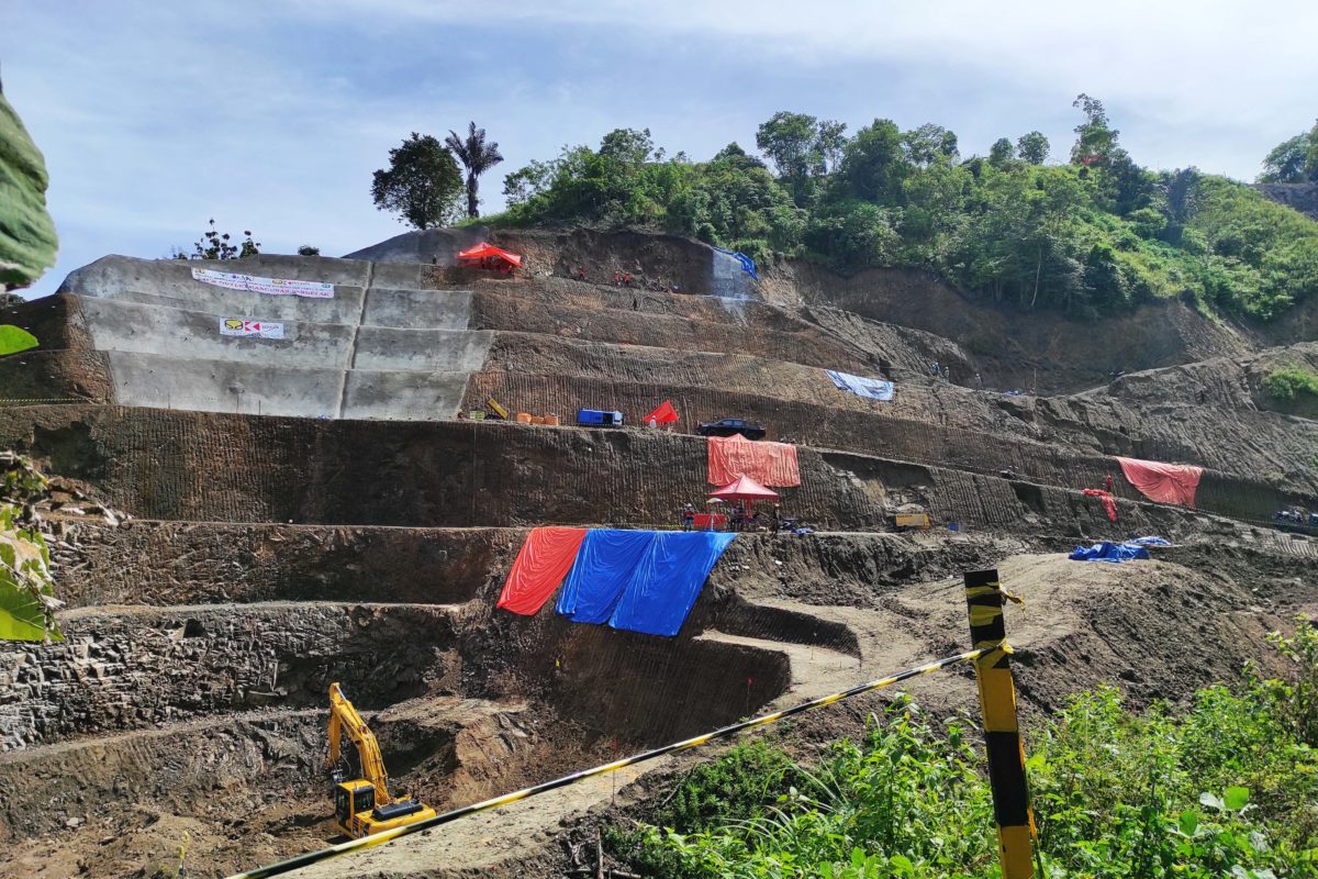 Kontruksi Bendungan Ulu mulai jalan. Foto: Sarjan Lahay/ Mongabay Indonesia