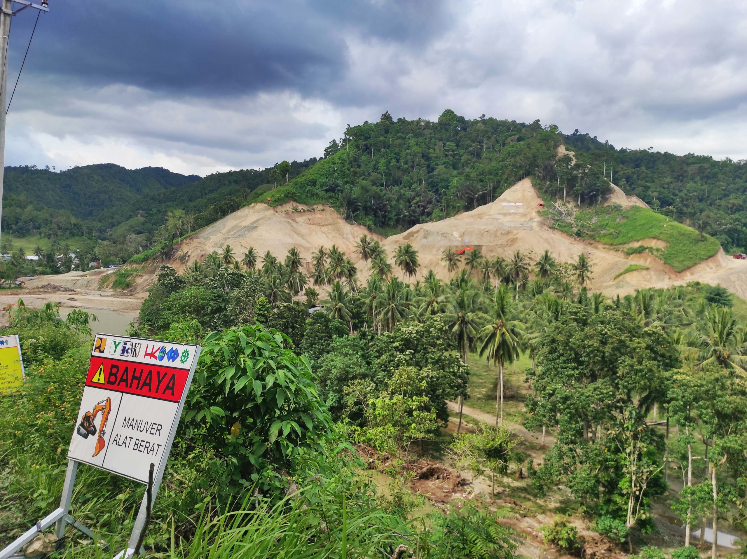 Jalan akses untuk bendungan pun sudah proses dengan melalui bukit dan gunung. Foto: Sarjan Lahay/ Mongabay Indonesia