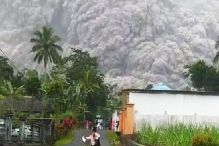 Penampakan erupsi semeru dari laman Facebook Thoriqul Haq, Bupati Lumajang .
