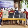 Mahasiswa di Sulawesi Utara tergabung dalam Dewan Energi Mahasiswa (DEM) Sulut membangun desa energi. Aksi mereka antara lain, dengan memasang panel surya di rumah sawarga. Foto: DEM Sulut