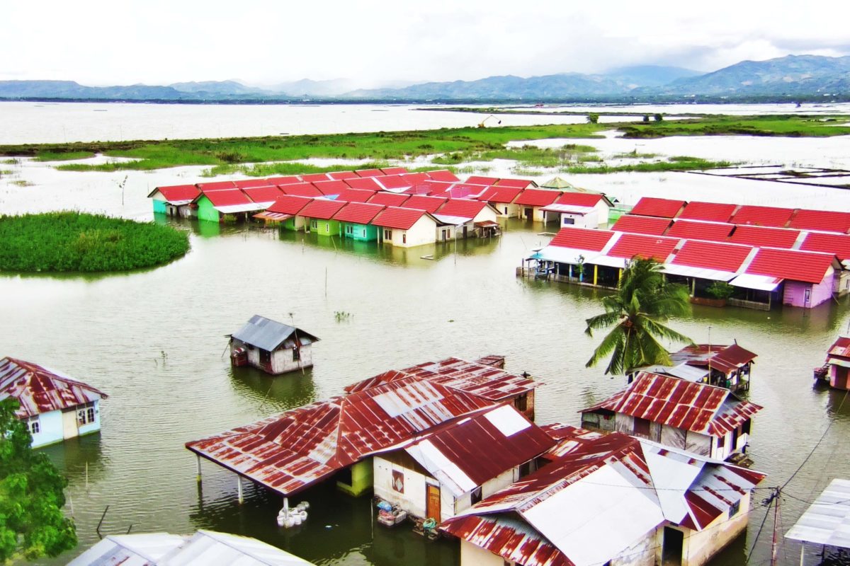 Banjir di Desa Buhu, Kabupaten Gorontalo, menyebabkan ratusan rumah tergenang sekitar tiga bulan. Dalam waktu selama itu, warga pun terpaksa tinggal di pengungsian. Foto: Sarjan Lahay/ Mongabay Indonesia