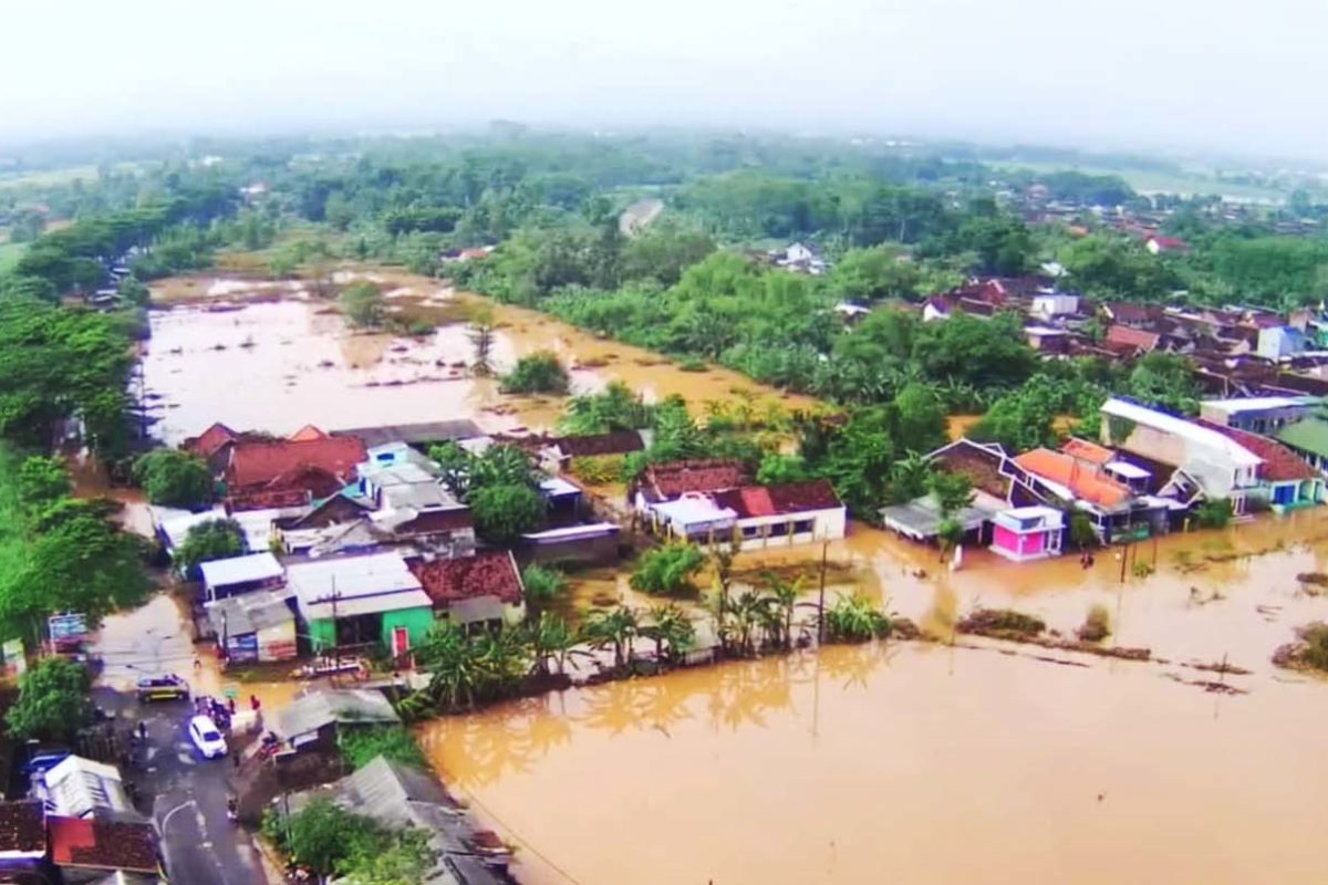 Banjir bandang karena luapan Kali Rejoso, menggenangi Desa Kedawung Kulon, Pasuruan. Desa terendam lebih semeter. Foto: A. Asnawi/ Mongabay Indonesia