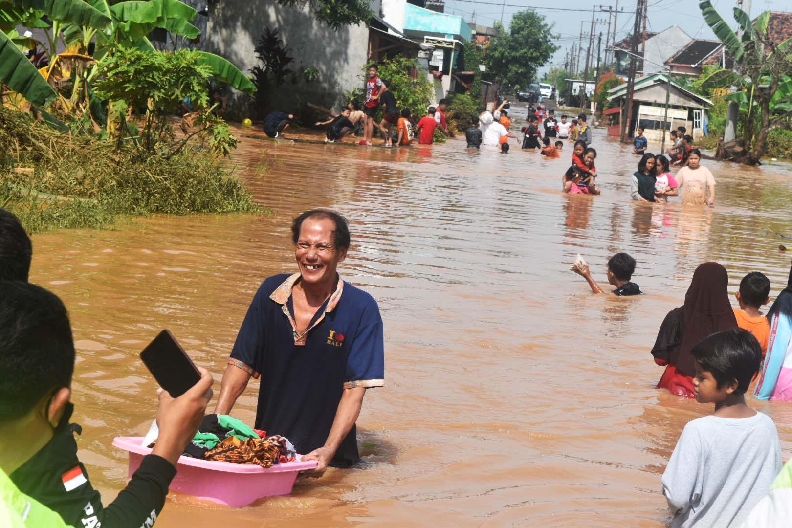 Banjir di Pasuruan, Jawa Timur. Warga berusaha menyelamatkan diri. Foto: A. Asnawi/ Mongabay Indonesia