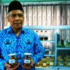 Budi Leksono membawa contoh buah nymplung dari Gunungkidul dan Yapen. Buah nymplung ini antara lain bermanfaat sebagai bahan baku bahan bakar nabati. Foto: Nuswantoro/ Mongabay Indonesia