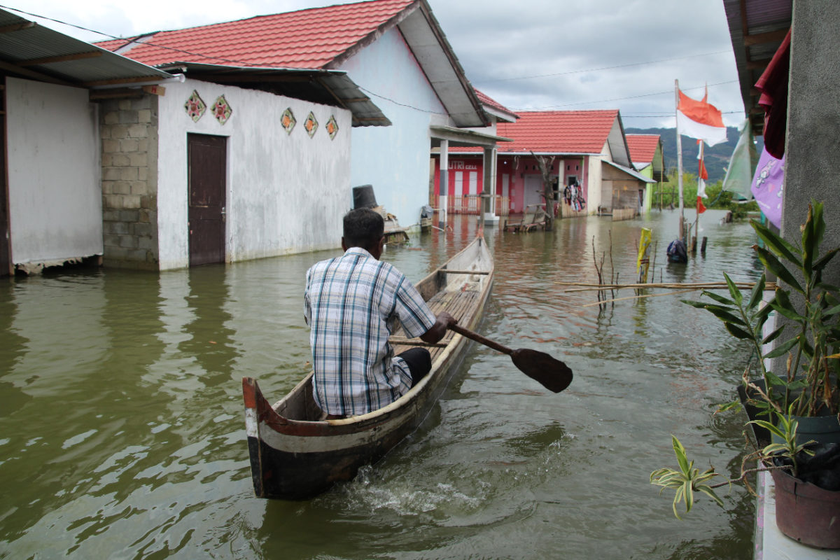 Deri Mustafa, warga Buhu, Gorontalo, mau melihat rumahnya harus pakai perahu. Rumahnya tergenang banjir sejak September hingga akhir Desember 2021. Dia dan keluarga sekitar tiga bulan hidup di pengungsian karena rumah terendam kala musim penghujan. Foto: Sarjan Lahay/ Mongabay Indonesia