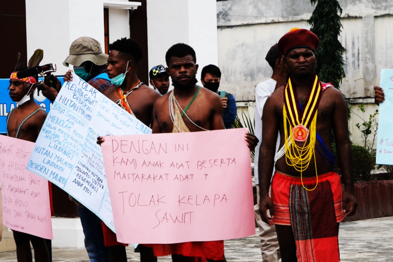 Mahasiswa Papua aksi di depan PTUN Jayapura saat sidang gugatan perusahaan sawit terhadap Bupati Sorong. Foto: Asrida Elisabeht/ Mongabay Indonesia