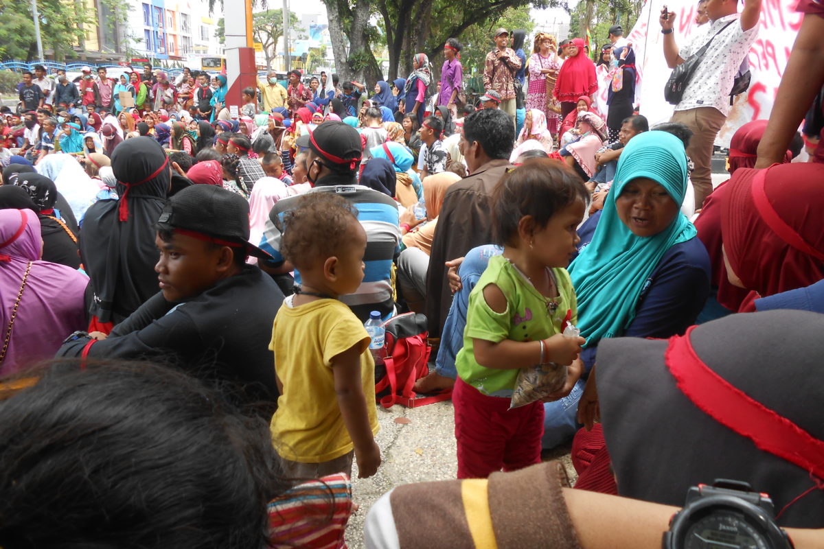 Masyarakat Desa Coto Aman, Kampar, aksi di depan Kantor Gubernur Riau, karena lahan mereka disebut masuk dalam konsesi perusahaan. Foto: Suryadi/ Mongabay Indonesia