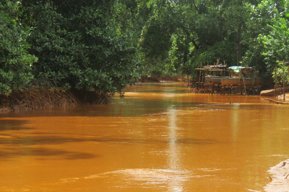 Sungai di Obi dengan air keruh berwarna orange kecoklatan. Air sungai ini mengalir ke laut. Foto: Rabul Sawal/ Mongabay Indonesia