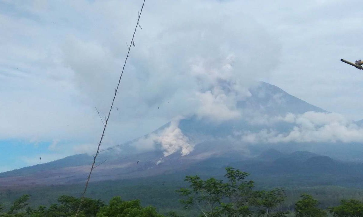 Gunung Semeru pada 5 Januari 2022. Semeru masih erupsi hingga kini masih status level Siaga. Masyarakat dilarang beraktivitas di zona berbahaya. Foto: BNPB