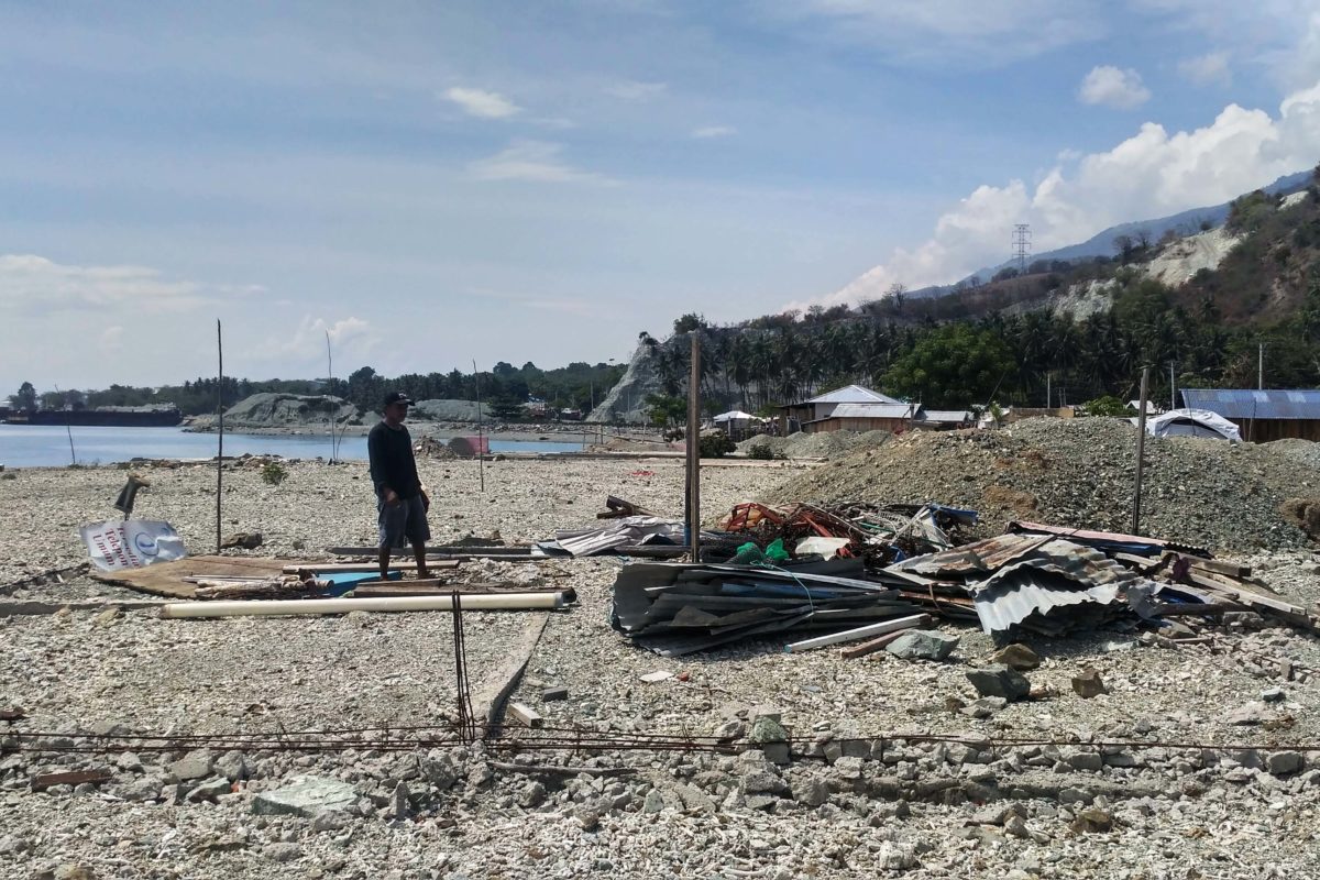 4.Pesisir Loli yang porak-poranda. Berhadapan dengan tsunami dan waspada dari banjir dan longsor . Foto: Rosmini –2020