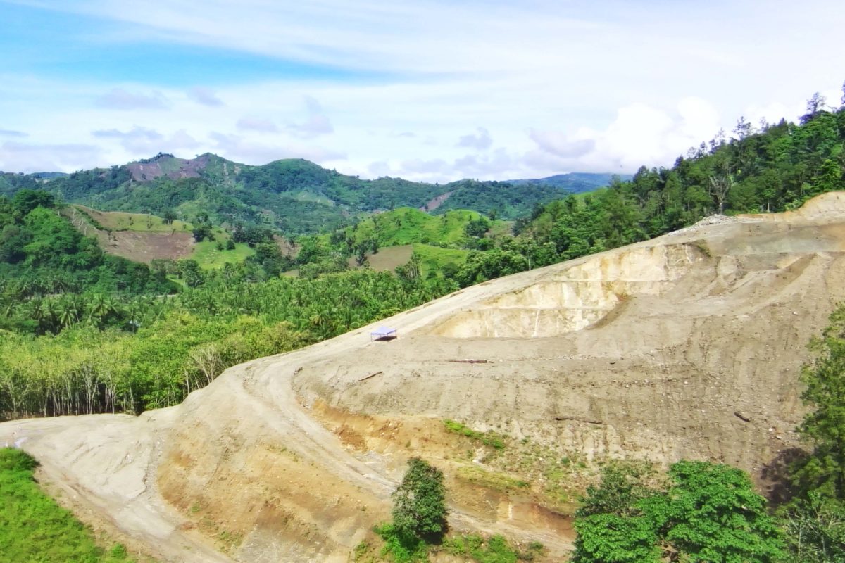 Proyek pembangunan bendungan di Gorontalo mulai berlangsung. Tampak di dataran tinggi mulai gundul untuk bikin sarana dan prasarana pendukung bendungan. Foto: Sarjan Lahay/ Mongabay Indonesia