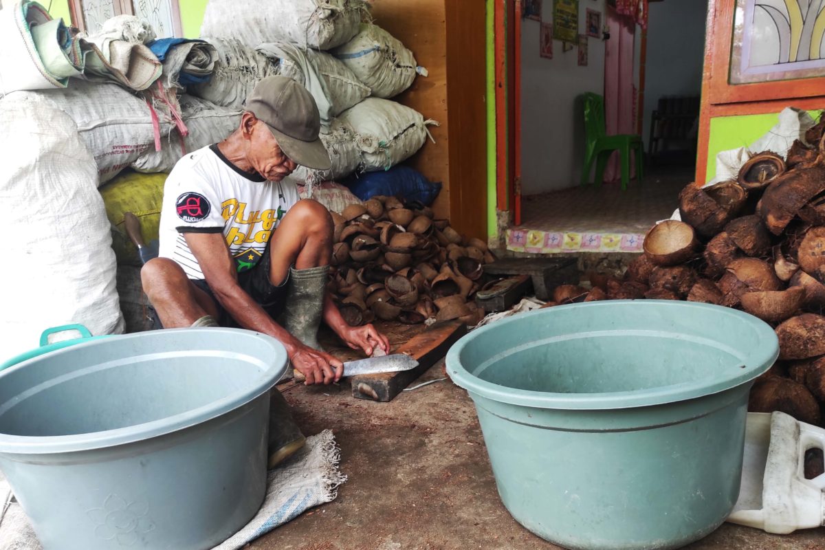 Usman Harun, warga dengan rumah dan lahan bakal ditenggelamkan saat bendungan beroperasi. Petani kelapa ini belum tahu mau pindah ke mana. Foto: Sarjan Lahay/ Mongabay Indonesia