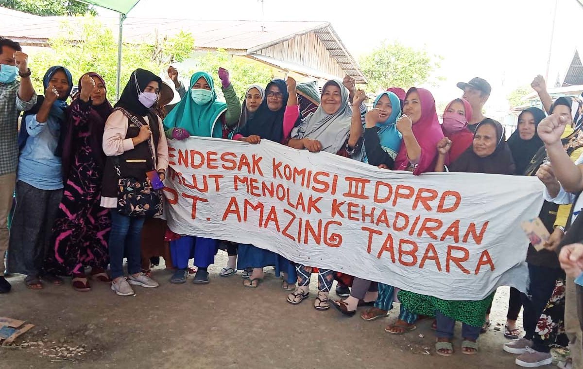 Para perempuan Obi datangi DPRD Malut desak tolak tambang emas di daerah mereka. Foto: Mahmud Ichi/ Mongabay Indonesia