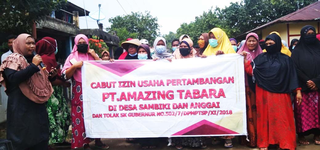 Warga Obi didominasi perempuan, protes rencana kehadiran tambang emas. Mereka minta izin dicabut. Foto: Mahmud Ichi/ Mongabay Indonesia